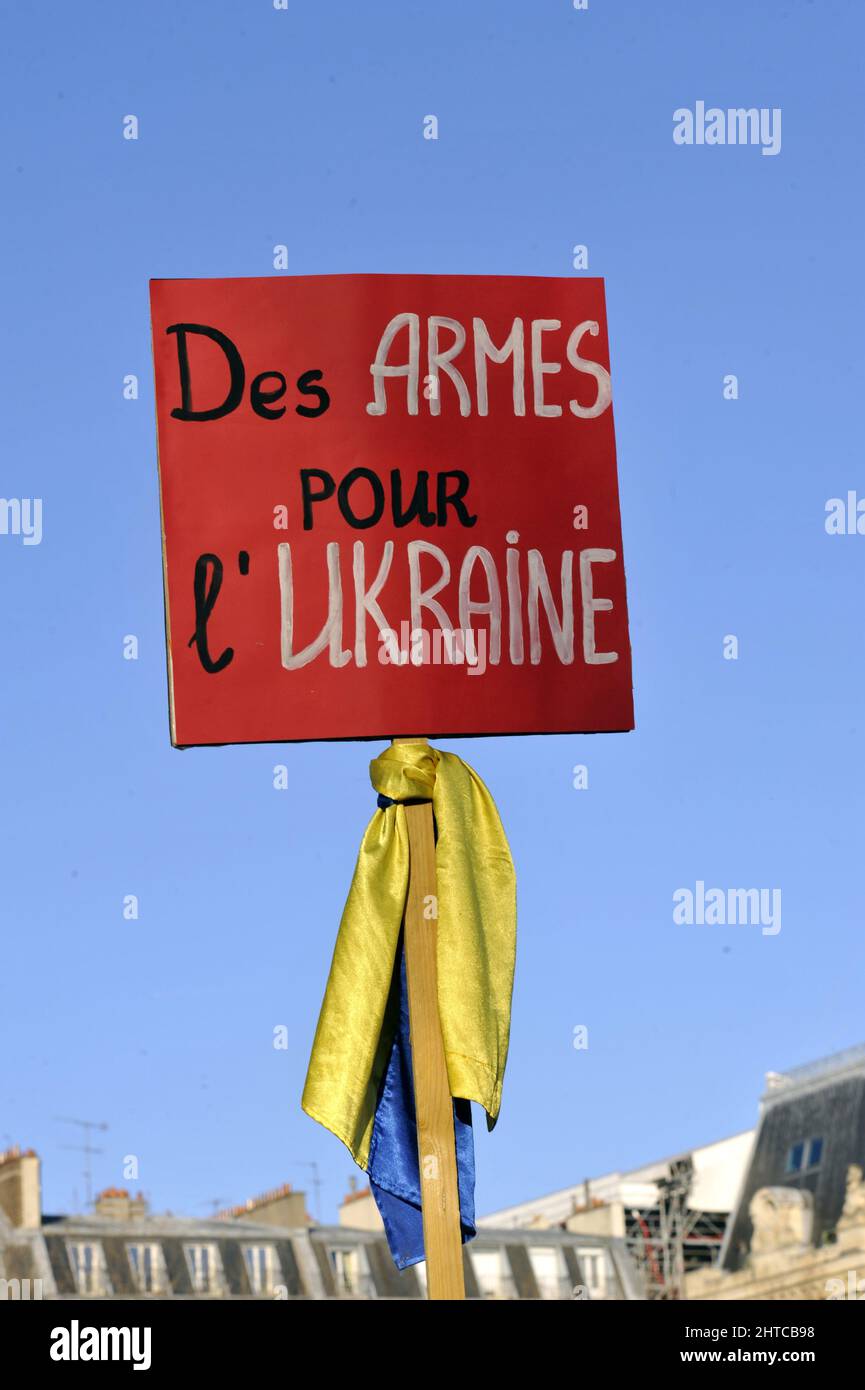 FRANCE. PARIS (75) 2022.02.27TH. PLACE SAINT-MICHEL. LES UKRAINIENS À PARIS PROTESTENT CONTRE L'INVASION RUSSE ( UN MANIFESTANT TIENT UN SIGNE : WEAP Banque D'Images