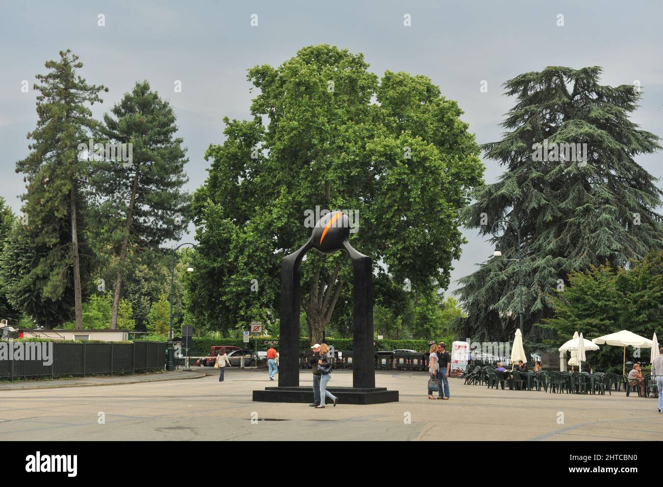 Turin, Italie - juin 2011 : toucher l'heure, exposition de Kan Yasuda dans le parc Valentino. Banque D'Images