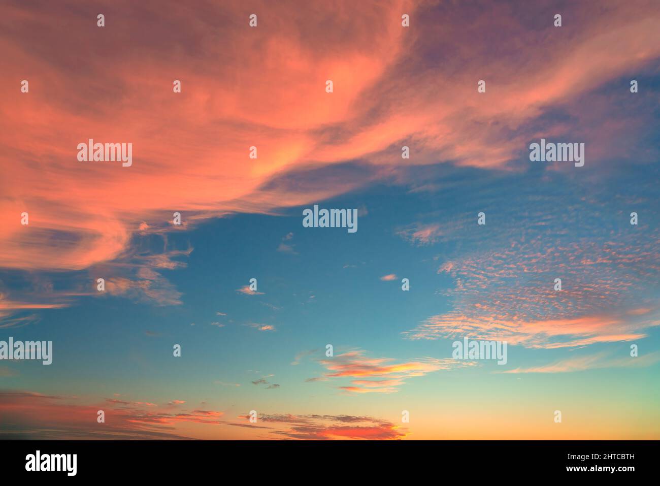 Recouvrement d'arrière-plan texture ciel au coucher du soleil. Nuages rouges, orange et violets spectaculaires. Photographie haute résolution idéale pour le remplacement du ciel Banque D'Images
