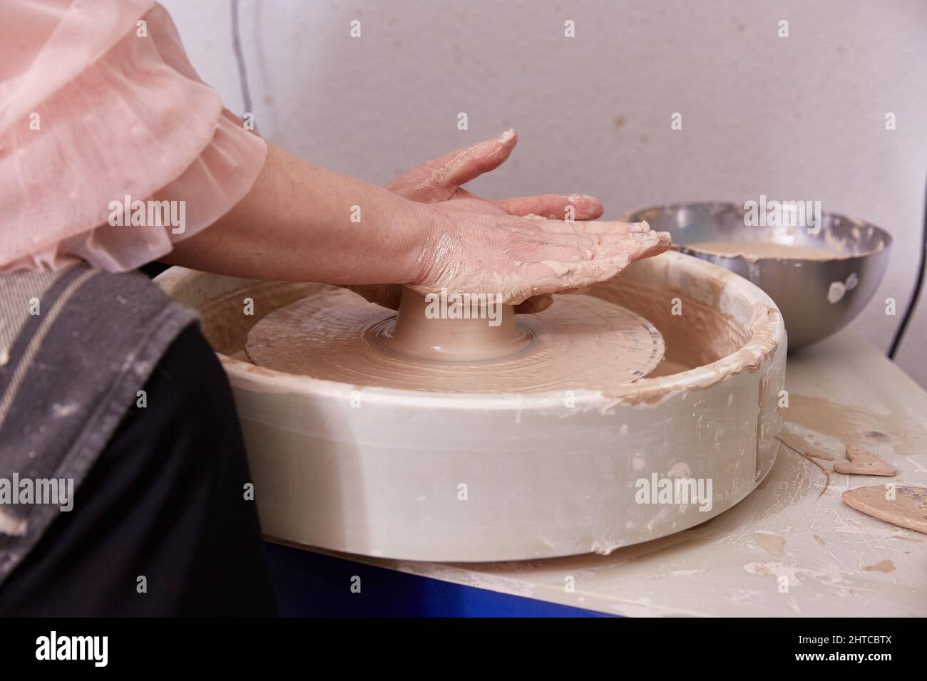 Travail sur la roue de potier. Fabrication de bol Banque D'Images