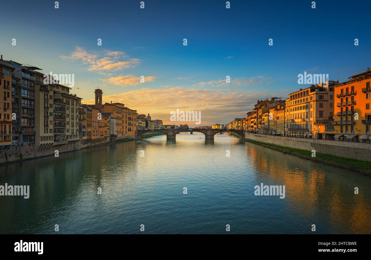 Florence, Ponte alla Carraia pont médiéval vue sur l'Arno au coucher du soleil. La toscane, italie. Banque D'Images