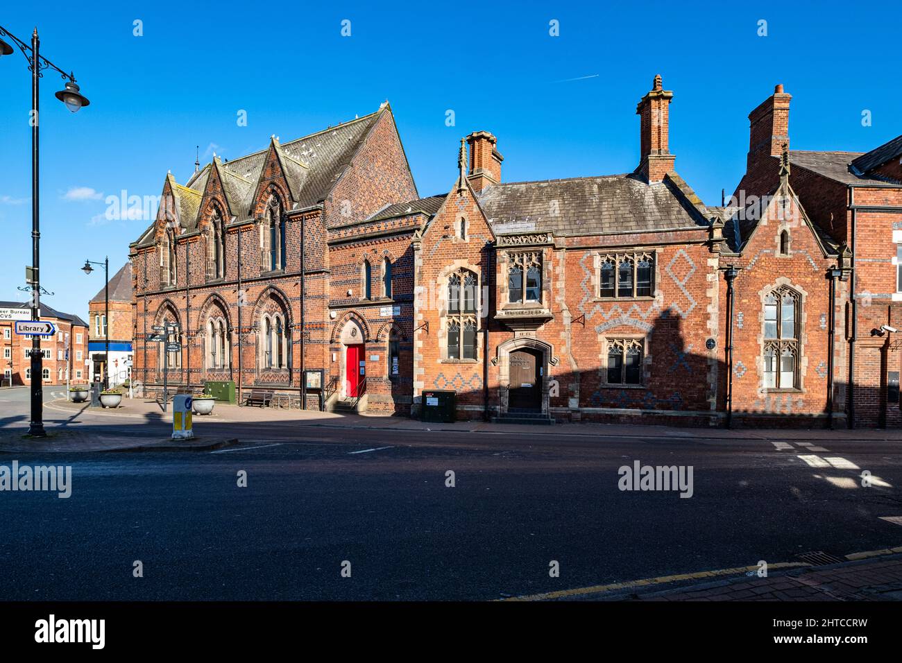 L'Institut littéraire, à gauche, et la banque fiduciaire d'épargne à Sandbach Cheshire Royaume-Uni Banque D'Images