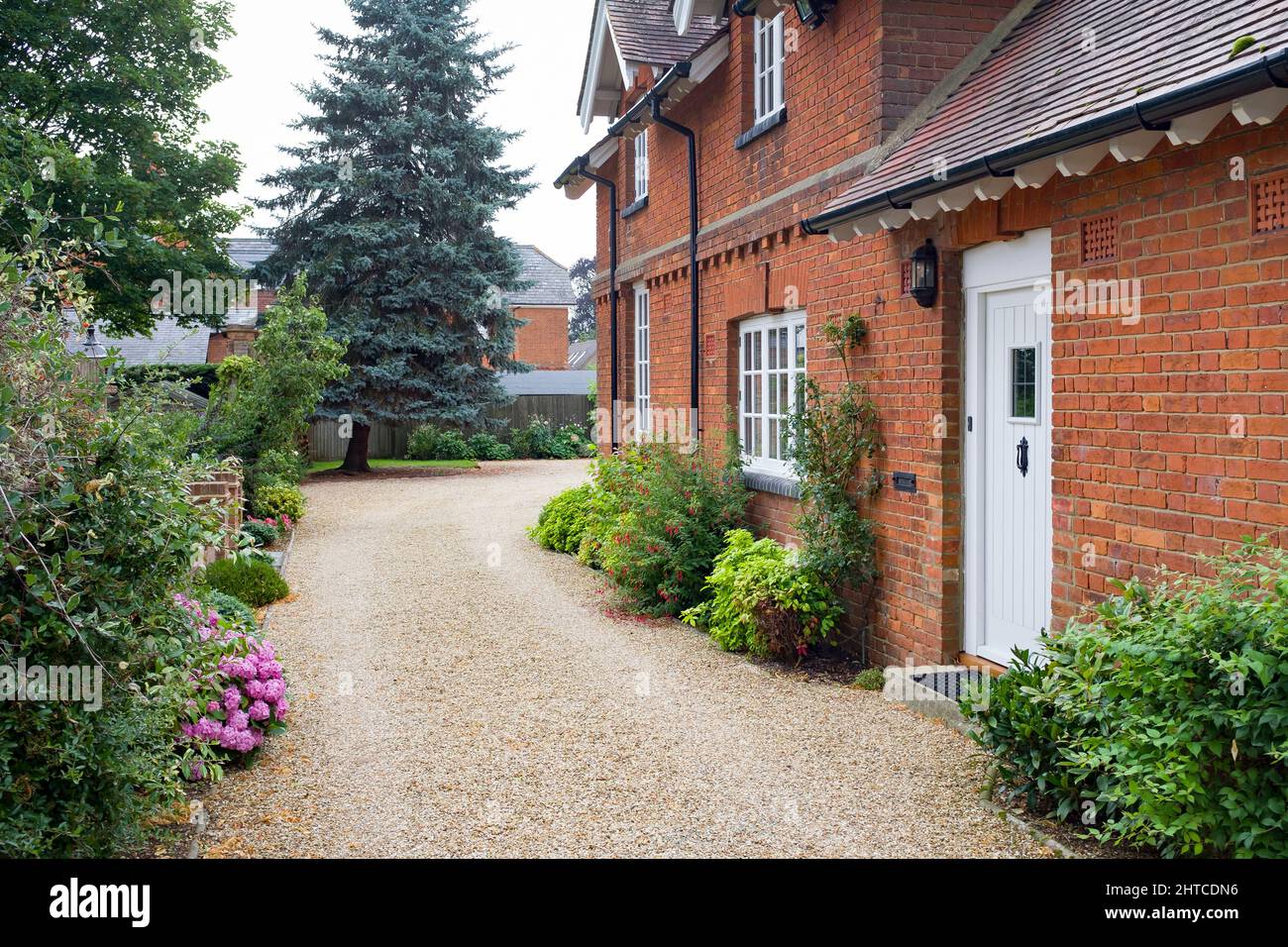 Jardin et allée de gravier à l'extérieur de la maison de campagne du Royaume-Uni en été. Maison ou manoir anglais victorien Banque D'Images