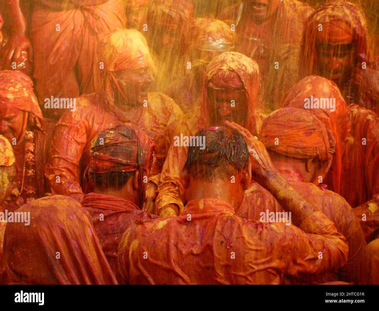 Une belle photo de personnes célébrant le festival Hoi Holi à Nandgaon, en Inde, près du célèbre temple Lord Krishna Banque D'Images