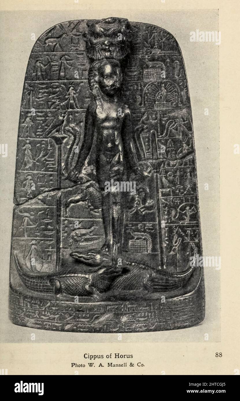 Cippus de Horus Horus ou Heru, Hor, Har dans l'Égypte ancienne, est l'une des plus importantes divinités égyptiennes anciennes qui ont servi de nombreuses fonctions, notamment dieu de la royauté et le ciel. D'après le livre ' mythes et légendes : Egypte ancienne ' de Lewis Spence, publié Boston : D.D. Nickerson 1910 Banque D'Images