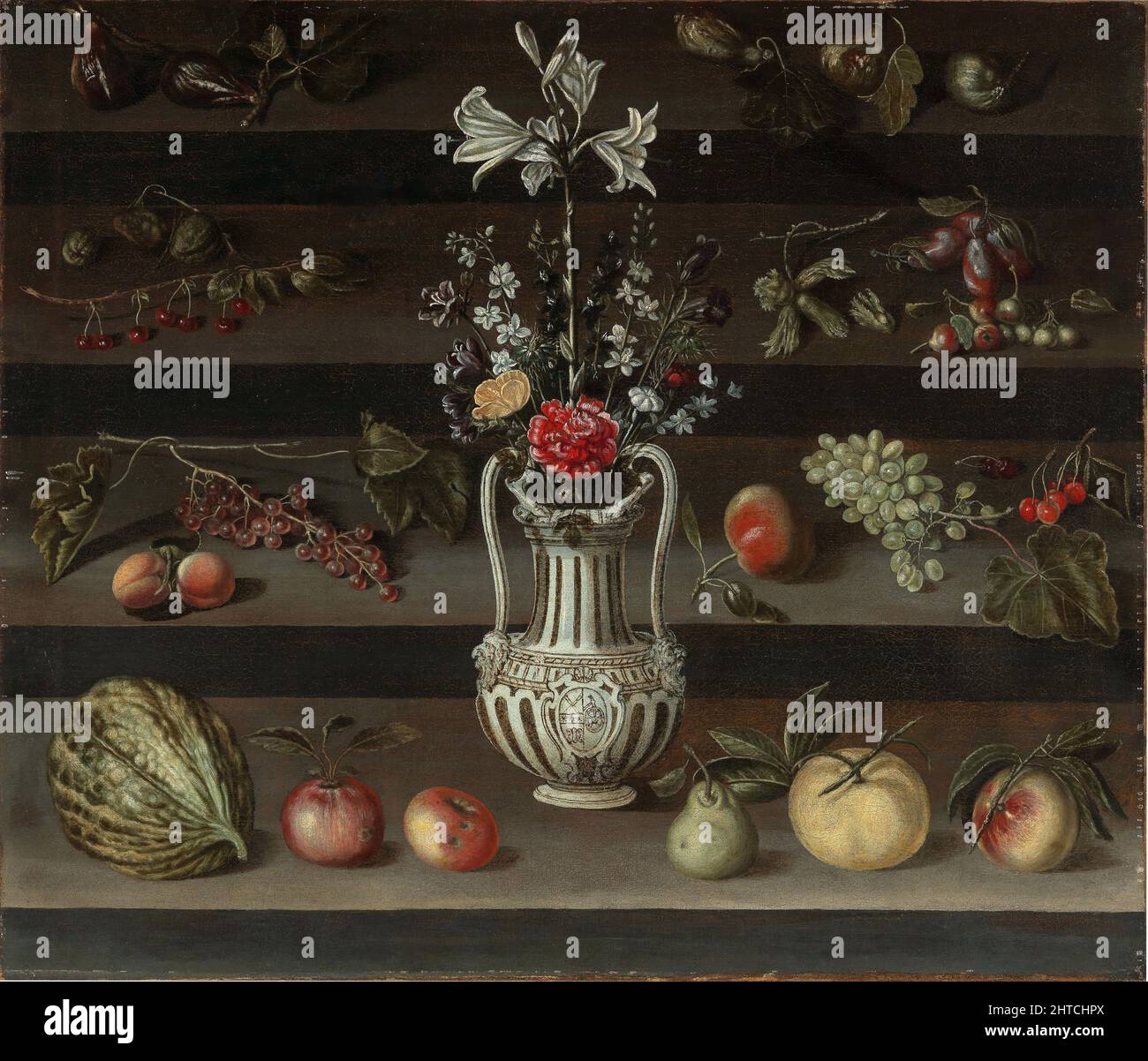 Nénuphars et autres fleurs dans un vase majolique, avec des pêches, des raisins, des cerises et d'autres fruits autour, sur des marches de pierre, deuxième moitié du CEN 17th. Collection privée. Banque D'Images