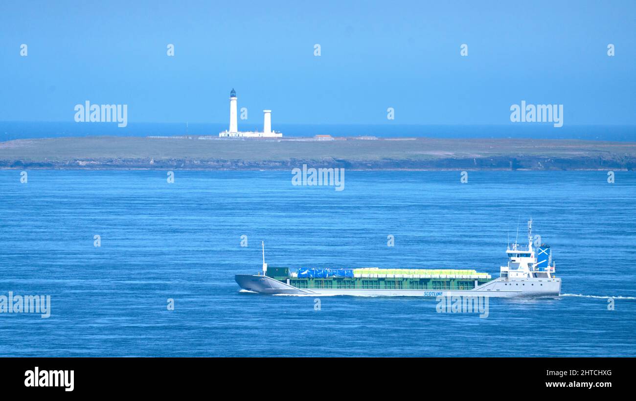 Navire de cargaison entrant dans le Pentland Firth Banque D'Images