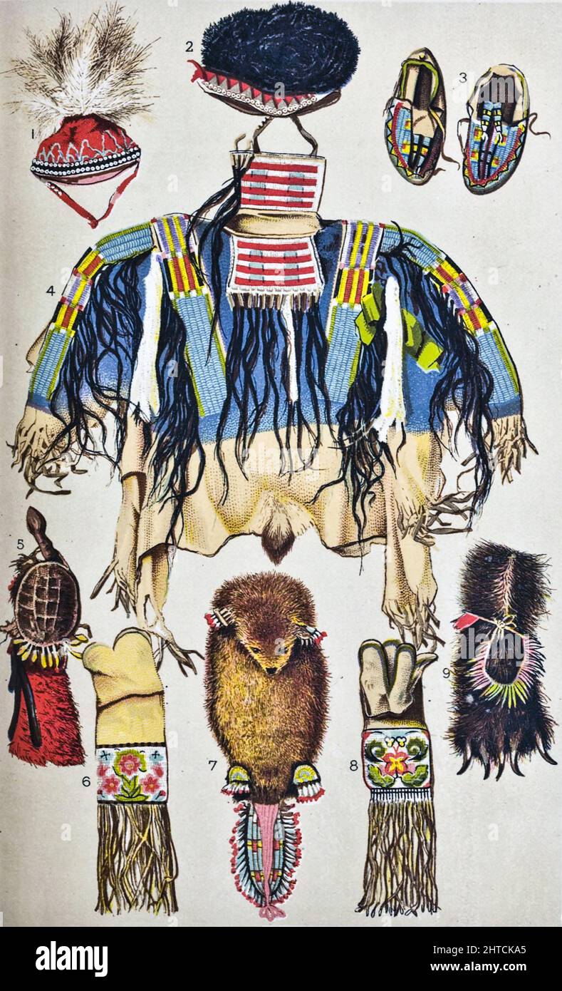 Sioux War shirt, Apache Caps, pochettes, mocassins, Totems, du livre « nos Indiens sauvages; trente-trois ans d'expérience personnelle parmi les hommes rouges du grand Ouest » par Richard Irving Dodge, Richard Irving Dodge (19 mai 1827 – 16 juin 1895) était un colonel de l'armée des États-Unis. Dodge est né en Caroline du Nord[1] et est mort après une longue et réussie carrière dans l'armée américaine. Il a commencé comme cadet en 1844 et a pris sa retraite comme colonel le 19 mai 1891. Publié A. D. Worthington and Company, 1883, Hartford, Connecticut Banque D'Images