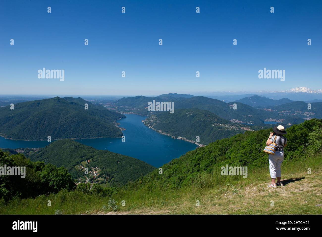 Europe, Italie, Como Lanzo d'Intelvi, Val d'Intelvi, vue de Sighignola (Italie) sur le lac de Lugano (Suisse).En bas à droite Porto Ceresio.Meli Banque D'Images