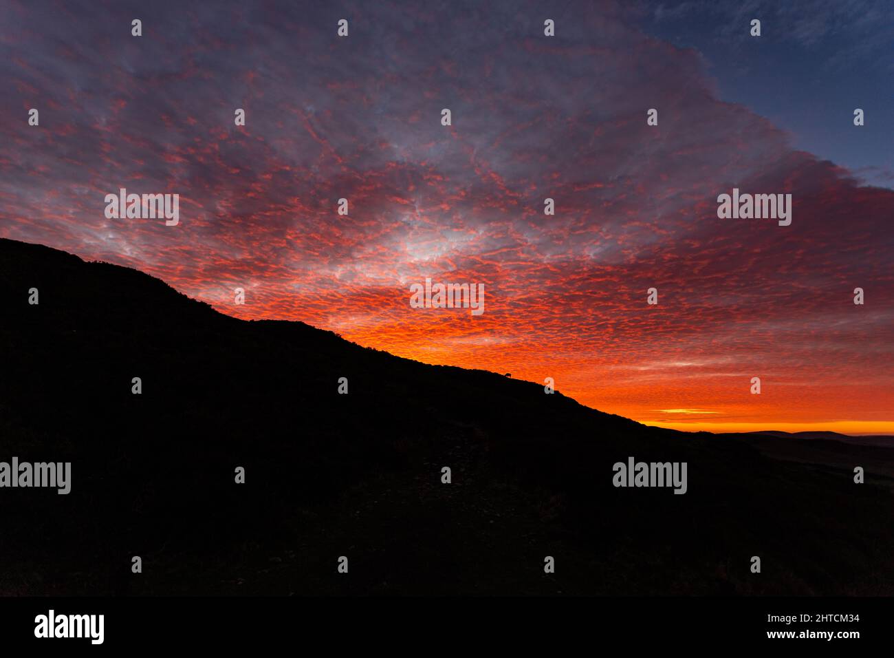 Nuages au lever du soleil au-dessus de Foel Fenlli, chaîne de Clwydian, pays de Galles du Nord Banque D'Images