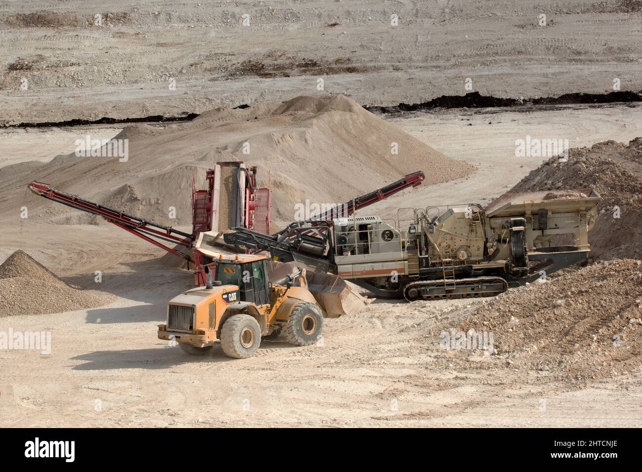Équipements de terrassement lourds permettant de dégager le sol pour un projet de génie civil à grande échelle Banque D'Images