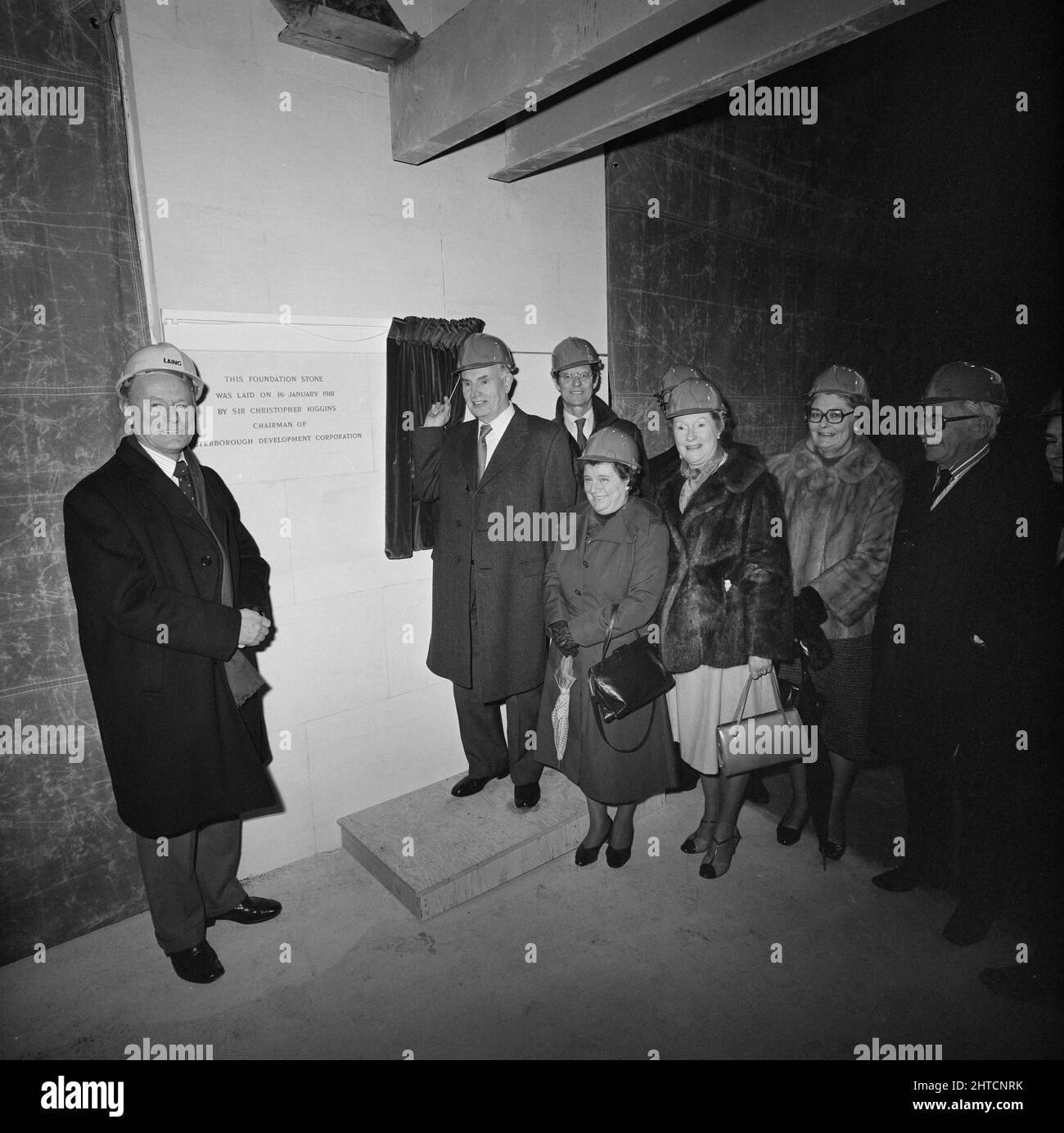 Queensgate Centre, Peterborough, Cambridgeshire, 16/01/1981. Sir Maurice Laing, Sir Christopher Higgins, président de la Peterborough Development Corporation, et d'autres invités se sont posés à côté de la pierre de fondation du centre commercial Queensgate lors de la cérémonie de dévoilement. Le contrat du Queensgate Centre, situé au cœur de Peterborough, a été attribué à Laing en 1975. Diverses demandes de planification et changements de conception ont retardé le début des travaux, mais la cérémonie d'inauguration a finalement eu lieu en avril 1978. Le centre commercial à plusieurs niveaux a été conçu avec un grand parking et un nouveau Banque D'Images