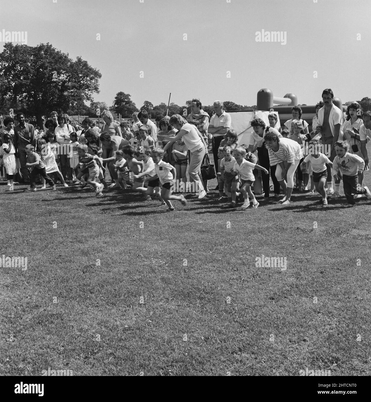Laing Sports Ground, Rowley Lane, Elstree, Barnett, Londres, 21/06/1986. Le début de l'une des courses pour enfants lors de la Journée de la famille 1986 au terrain de sport de Laing. Plus de 2500 personnes ont assisté à la Journée de la famille et ont recueilli plus de xa3 700 personnes pour l'organisme de bienfaisance désigné de la British Heart Foundation cette année-là. Attractions incluses ; les invités ont participé à la diffusion du programme télévisé Grange Hill, un château bondissant, des manèges à ânes, des spectacles de Punch et Judy, Pierre le Clown, des courses pour enfants, des courses de cascades à l'aveugle et des tournois de golf et de football à six. Banque D'Images