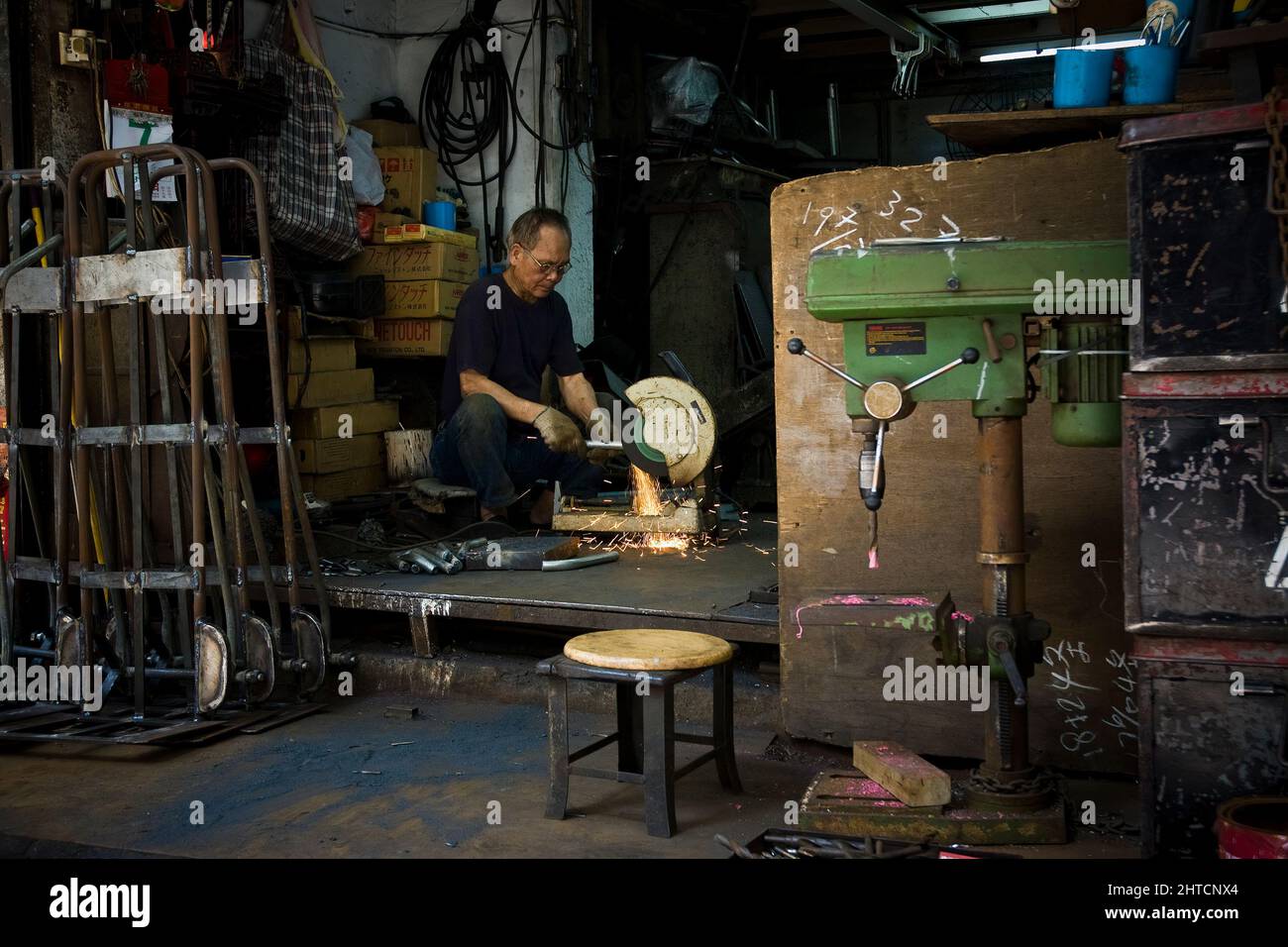 Un métallurgiste fabrique des chariots (chariots à main) dans Cat Street (Upper Lascar Row), Sheung WAN, île de Hong Kong, 2007 Banque D'Images
