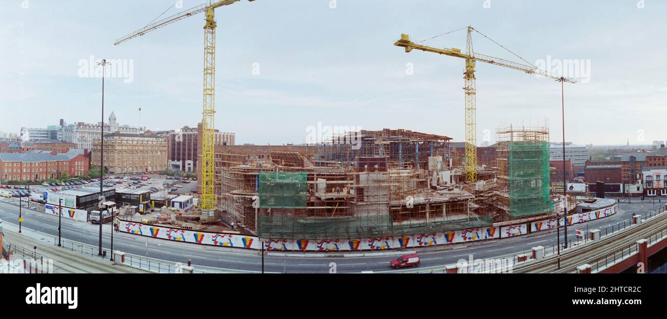 The Bridgewater Hall, Barbirolli Square, Manchester, 01/11/1994. Un panorama montrant le Bridgewater Hall pendant la construction du nord-ouest, vu à travers un objectif en forme de poisson. Le Bridgewater Hall a été conçu comme la maison de l'orchestre Hall&#xe9;. Les travaux sur le site ont commencé en septembre 1993. Le bâtiment a été construit en mars 1995 et il a été ouvert en septembre 1996. Banque D'Images