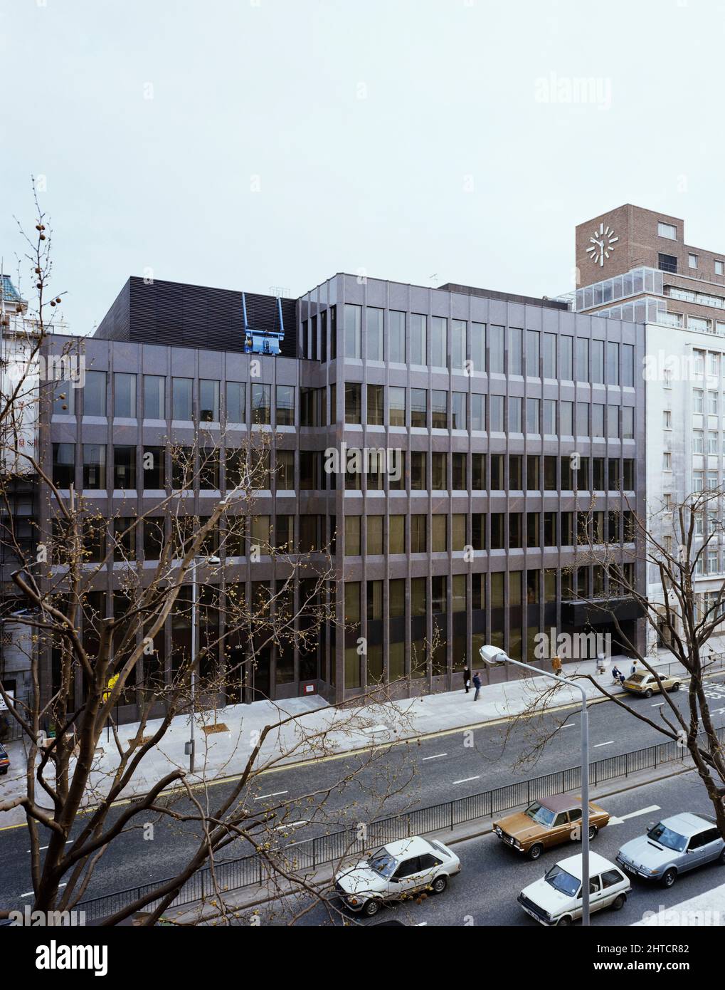 Unity House, Euston Road, Camden, Londres, 13/04/1983. L'élévation avant de Unity House, le siège de l'Union nationale des chemins de fer, vue du nord en face de Euston Road. Le contrat pour le nouveau siège social de la National Union of Railwaymen, situé à Euston Road, n°xa3;4,5 millions, a été attribué à la région de Londres de Laing& n°x2019. Le nouveau siège social a été construit sur le site de l'ancienne Unity House, qui était le siège de l'Union nationale des chemins de fer depuis 1910. Certaines caractéristiques de l'ancien bâtiment ont été intégrées à son homologue moderne, notamment la salle de réunion lea, n° x2019 Banque D'Images