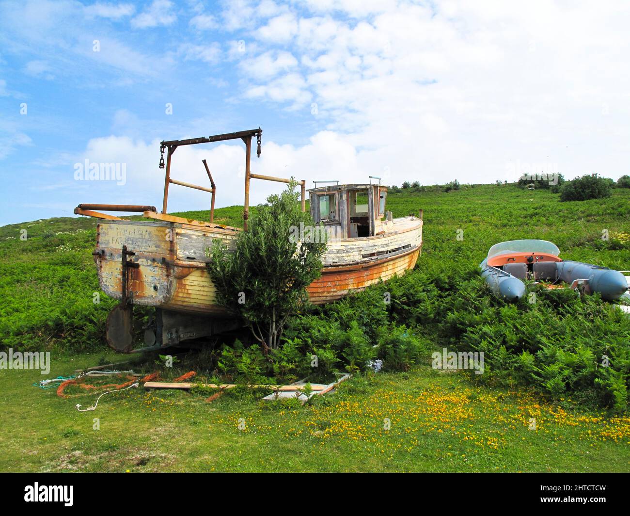 Gugh, St Agnes, Iles de Scilly, 2009. Vue générale d'un bateau de pêche abandonné et d'un canot près du banc de sable séparant St Agnes de Gugh. Banque D'Images