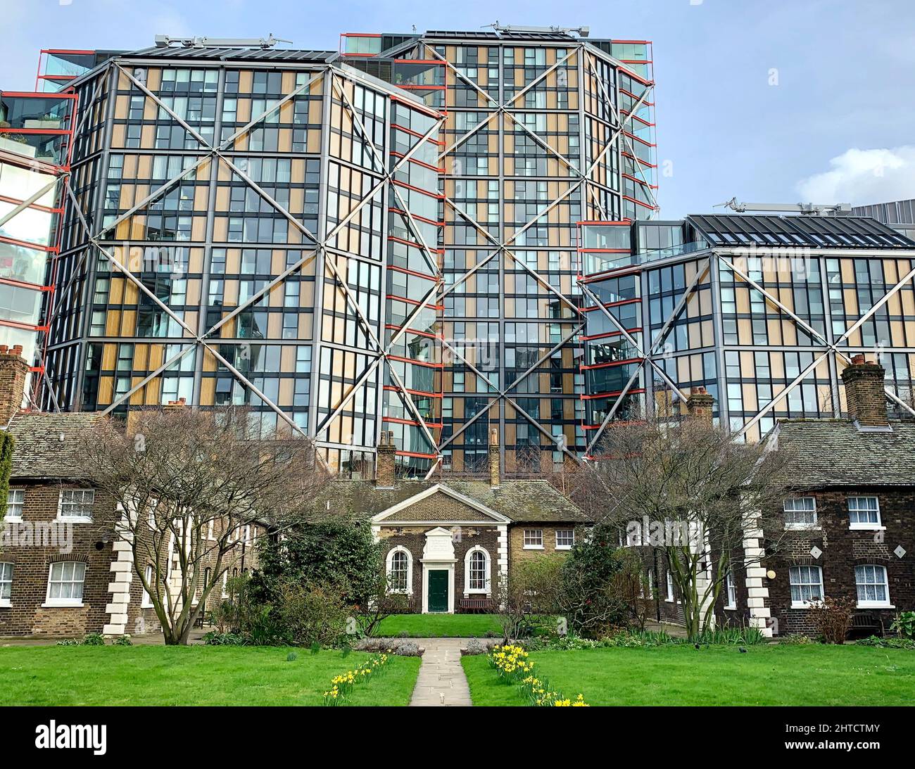 Les Almshres historiques de Hopton sont éclipsés par des édifices contemporains de haute hauteur à Southwark, Londres. Banque D'Images
