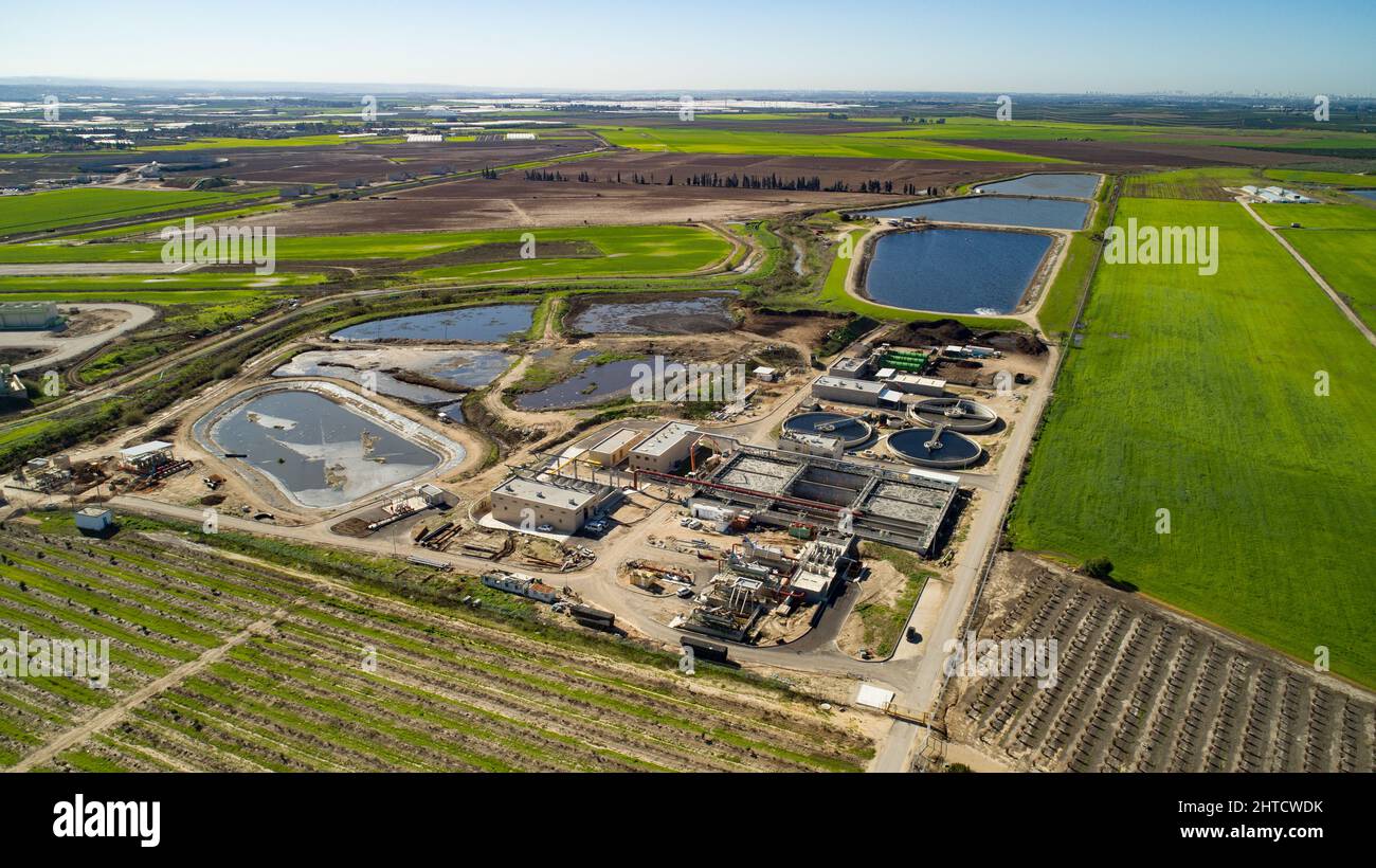 Photographie aérienne d'une installation de traitement des eaux usées. L'eau traitée est ensuite utilisé pour l'irrigation et l'utilisation agricole. Photographié, Israël Banque D'Images