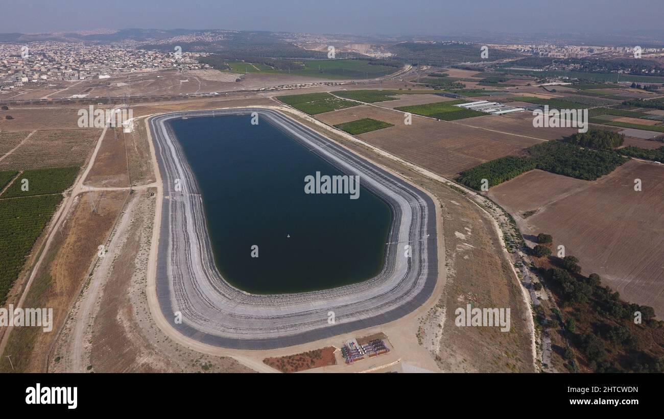 Photographie aérienne d'une installation de traitement des eaux usées. L'eau traitée est ensuite utilisé pour l'irrigation et l'utilisation agricole. Photographié, Israël Banque D'Images