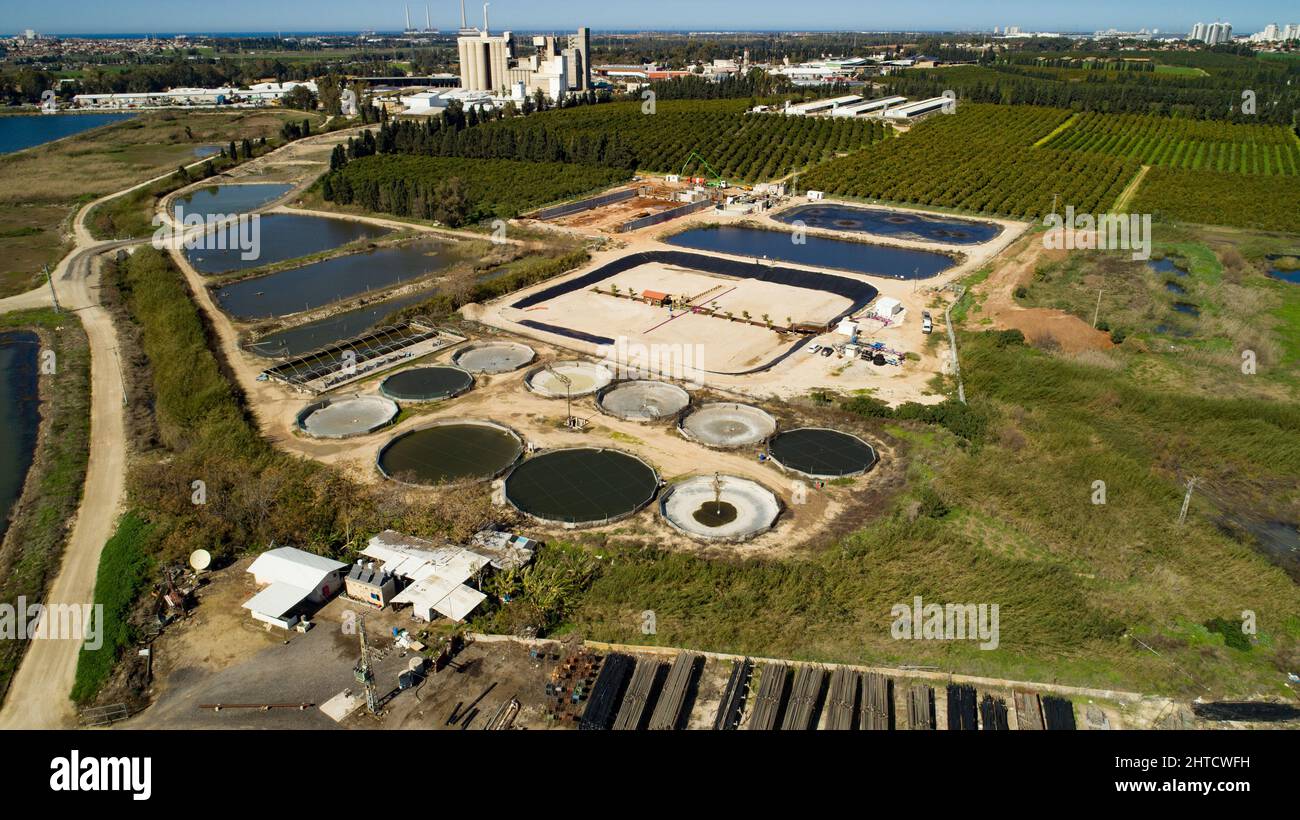 Photographie aérienne d'une installation de traitement des eaux usées. L'eau traitée est ensuite utilisé pour l'irrigation et l'utilisation agricole. Photographié, Israël Banque D'Images