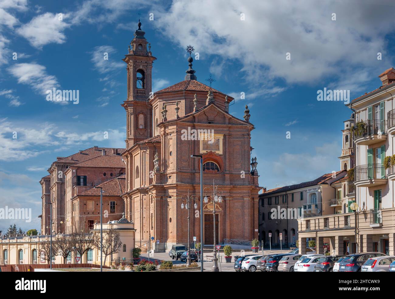 Fossano, Cuneo, Italie - 27 février 2022 : Église de la Sainte Trinité ou dei Battuti Rossi (arche du 18th siècle Francesco Gallo) de style baroque, sur le bleu Banque D'Images