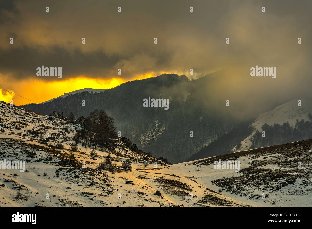 Des lumières dorées au coucher du soleil sur les sommets enneigés des montagnes des Abruzzes. Ciel nuageux. Roccaraso, province de l'Aquila, Abruzzes, Italie, Europe Banque D'Images