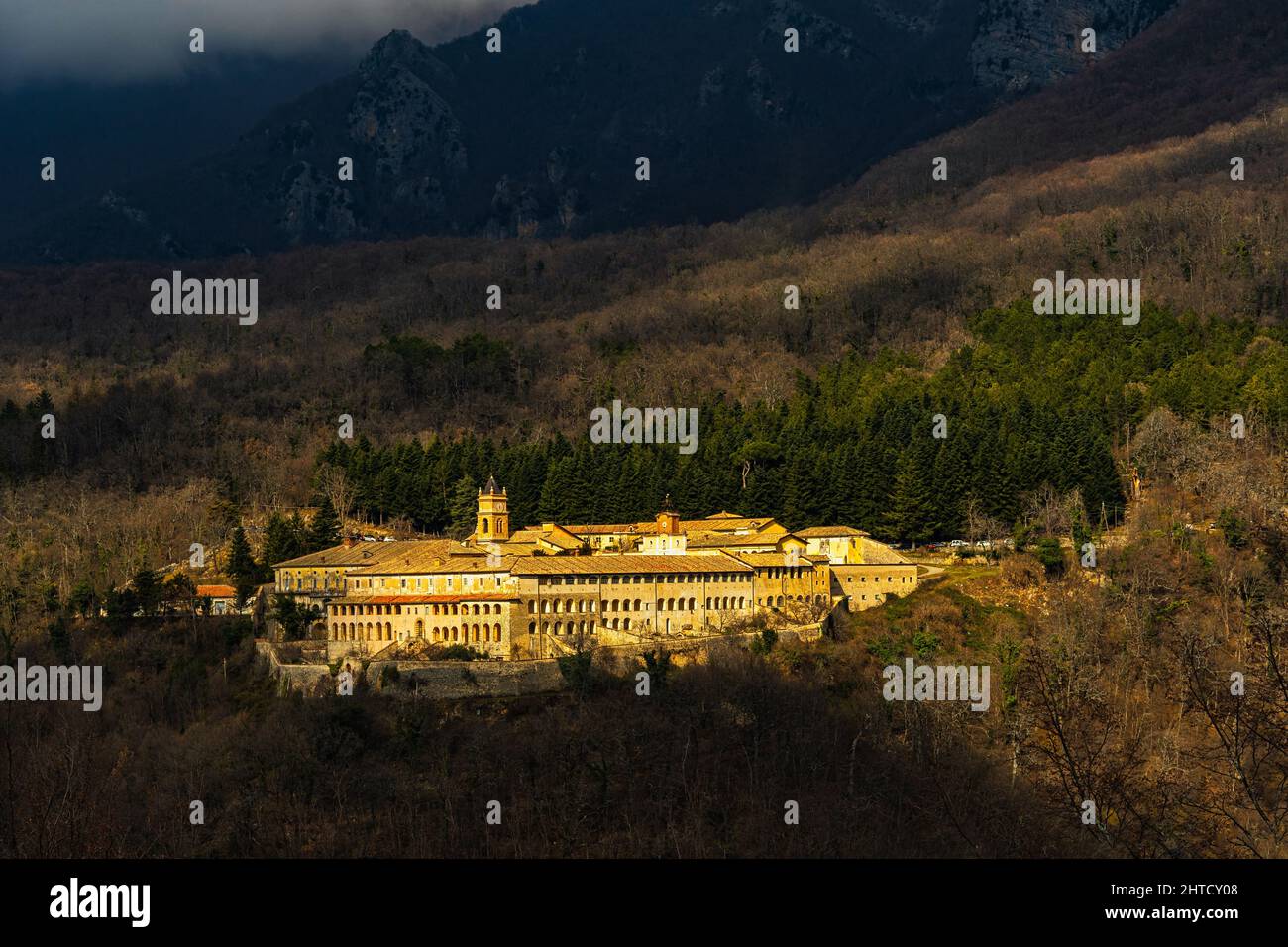 Certosa di Trisulti, le complexe monastique illuminé par un rayon de soleil avec un ciel orageux. Collepardo, province de Frosinone, Latium, Italie, Europe Banque D'Images