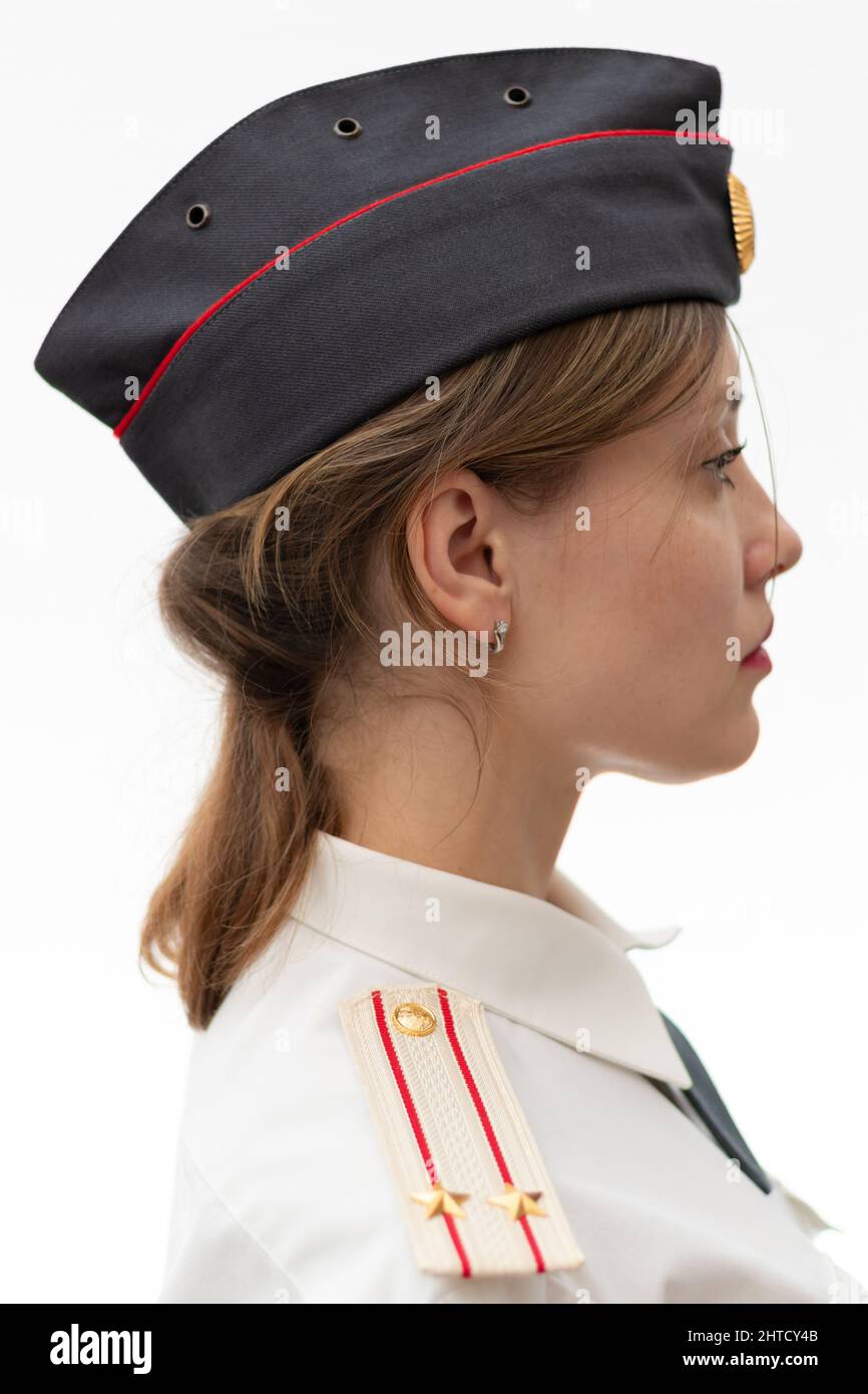 Une belle jeune femme officier de police russe vêque d'un chapeau et d'une  bandoulière d'un lieutenant-colonel et d'une chemise blanche sur un bac  blanc Photo Stock - Alamy