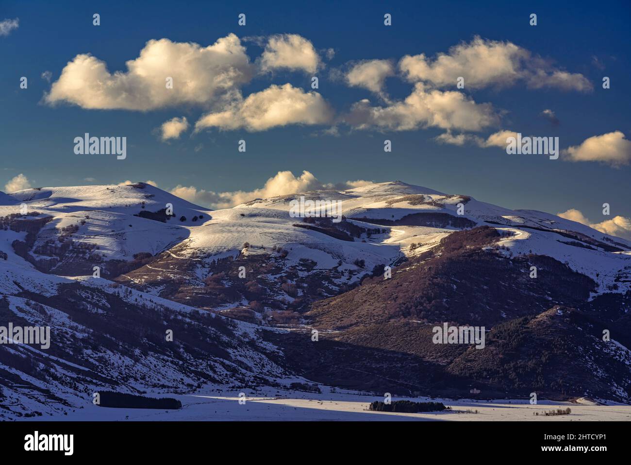 Paysage d'hiver de la chaîne de montagnes du Mont Genzana dans les Abruzzes. Réserve naturelle régionale de Monte Genzana et Alto GIzio, Abruzzes, Italie, Europe Banque D'Images