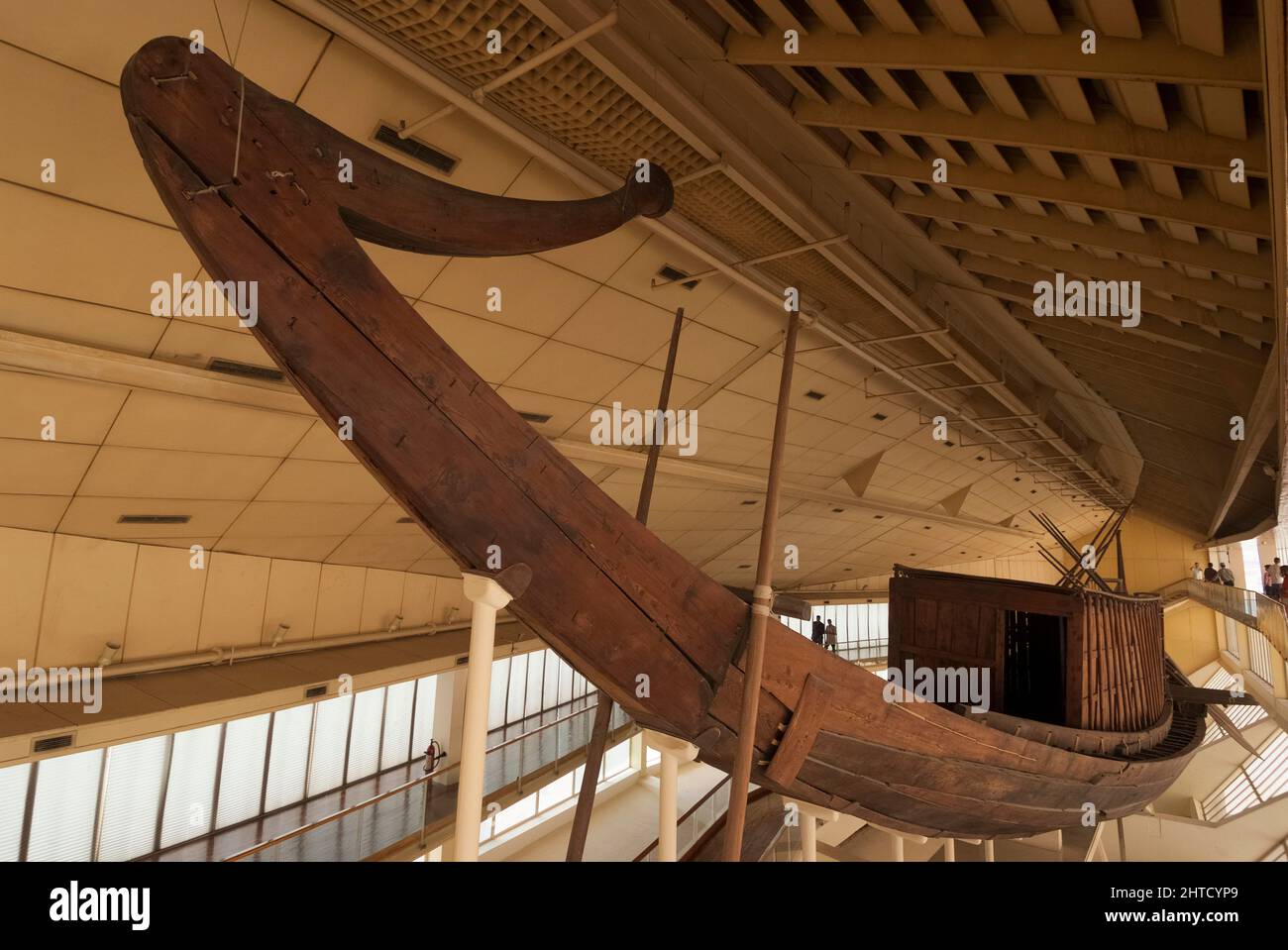 Musée du bateau, Giza, Égypte, 2007. Le Musée du bateau avec le bateau solaire reconstruit construit pour le pharaah Khufu vers 2500 av. J.-C., situé à la base de la Grande Pyramide de Gizeh, en Égypte. Banque D'Images