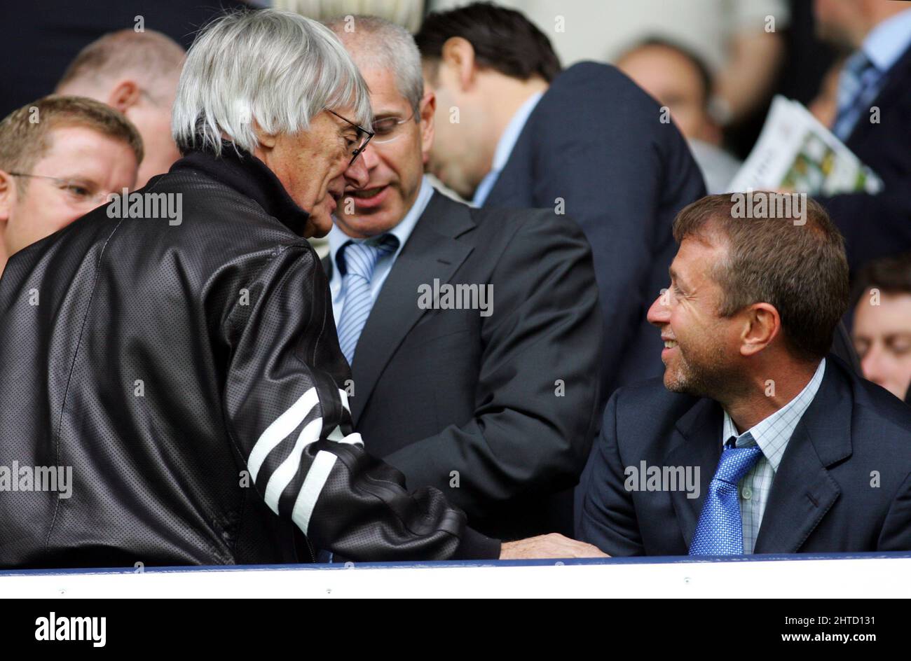 28 février 2022 - ROMAN ABRAMOVICH - CHELSEA photo du fichier FC Bernie Ecclestone et Roman Abramovich TOTTENHAM HOTSPUR v CHELSEA, PREMIER LEAGUE , LONDRES, GRANDE-BRETAGNE - 27 AOÛT 2005 photo : © Mark pain / Alamy Live News Banque D'Images