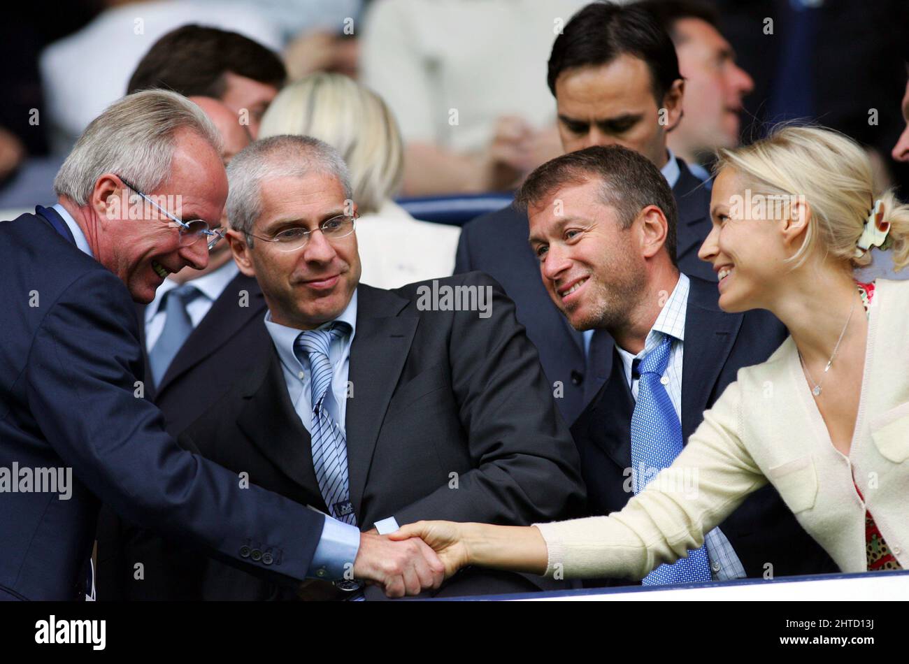 28 février 2022 - ROMAN ABRAMOVICH - CHELSEA fichier FC PHOTO Sven Goran Eriksson rencontre Roman Abramovich et sa femme Irina TOTTENHAM HOTSPUR v CHELSEA, MATCH DE FOOTBALL DE LA PREMIÈRE DIVISION, LONDRES, GRANDE-BRETAGNE - 27 AOÛT 2005 photo : © Mark pain / Alamy Live News Banque D'Images