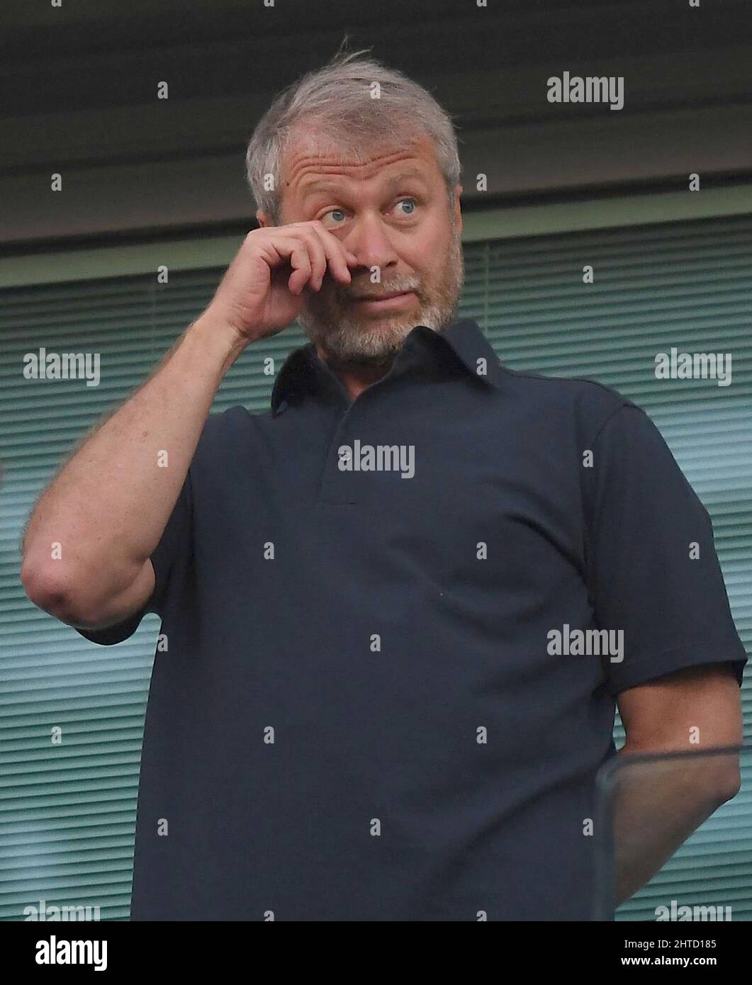 28 février 2022 - ROMAN ABRAMOVICH - CHELSEA fichier FC PHOTO le propriétaire de Chelsea Roman Abramovich regarde le premier match de la saison. Chelsea v West Ham United - Premier League - Stamford Bridge 15/08/2016 Chelsea v West Ham United, The Premier League, football, Stamford Bridge, Londres, Royaume-Uni - 15 août 2016 photo : © Mark pain / Alamy Live News Banque D'Images