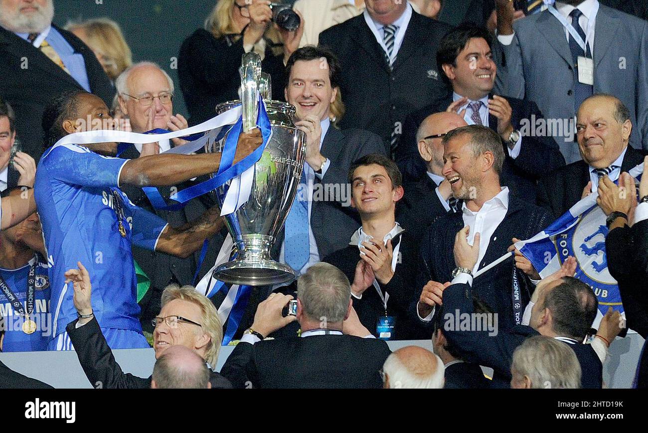 28 février 2022 - ROMAN ABRAMOVICH - CHELSEA photo du FC Didier Drogba remet le trophée de la Ligue des Champions à Roman Abramovich. Le politicien britannique George Osborne est en arrière-plan. Bayern Munich / Chelsea, UEFA Champions League football final, Munich, Allemagne - 19 mai 2012 photo : © Mark pain / Alamy Live News Banque D'Images