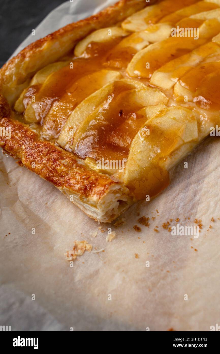 Gros plan sur une tarte aux pommes maison avec marmelade dans un style photo sombre. Banque D'Images