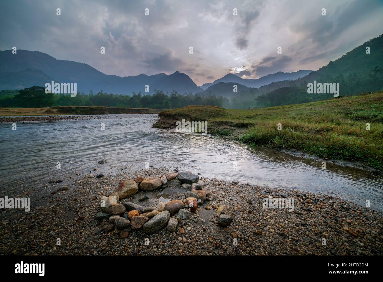 Nature image de paysage, belle vue sur le lac avec les montagnes comme arrière-plan Banque D'Images