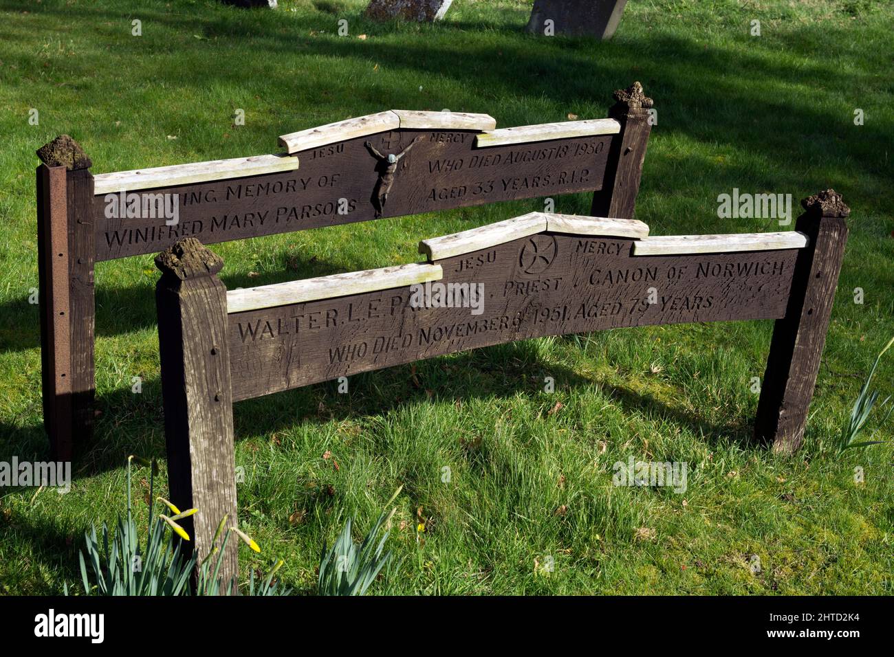 Marqueurs de sépulture en bois dans le cimetière St. Mary’s, Whitchurch, Warwickshire, Angleterre, Royaume-Uni Banque D'Images