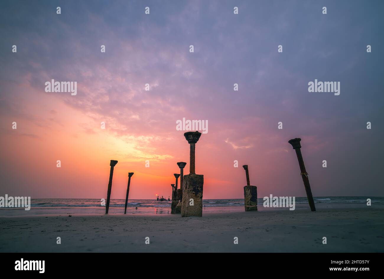 Vue pittoresque sur la plage de Kozhikode au coucher du soleil, magnifique ciel nuageux avec paysage de plage Banque D'Images