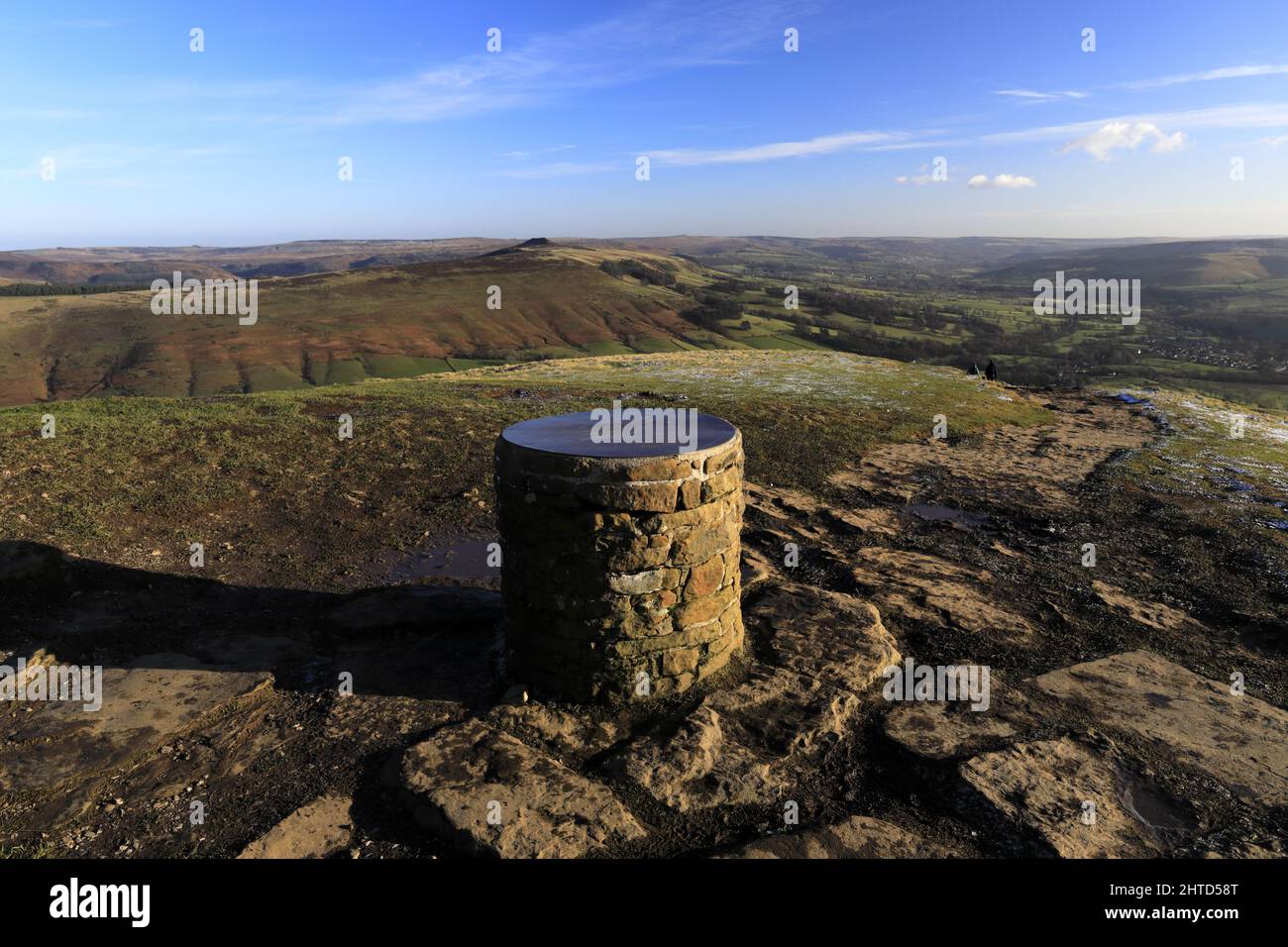 Marcheurs à la colline de la perte sur la crête MAM Tor, Vale de Castleton, Derbyshire, Peak District National Park, Angleterre, Royaume-Uni Banque D'Images