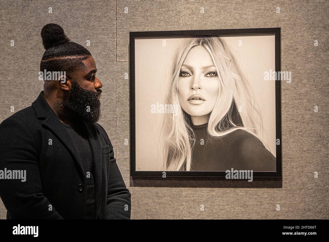 LONDRES, ROYAUME-UNI. 28 février 2022. KELVIN OKAFOR (en photo) avec le portrait de Kate Moss, estimation: GBP 10 000-15 000 à l'aperçu de Bonhams British Cool sale. L'enchère aura lieu le 3 mars 2022 à la maison Bonhams auciton à New Bond Street Credit: amer ghazzal/Alamy Live News Banque D'Images