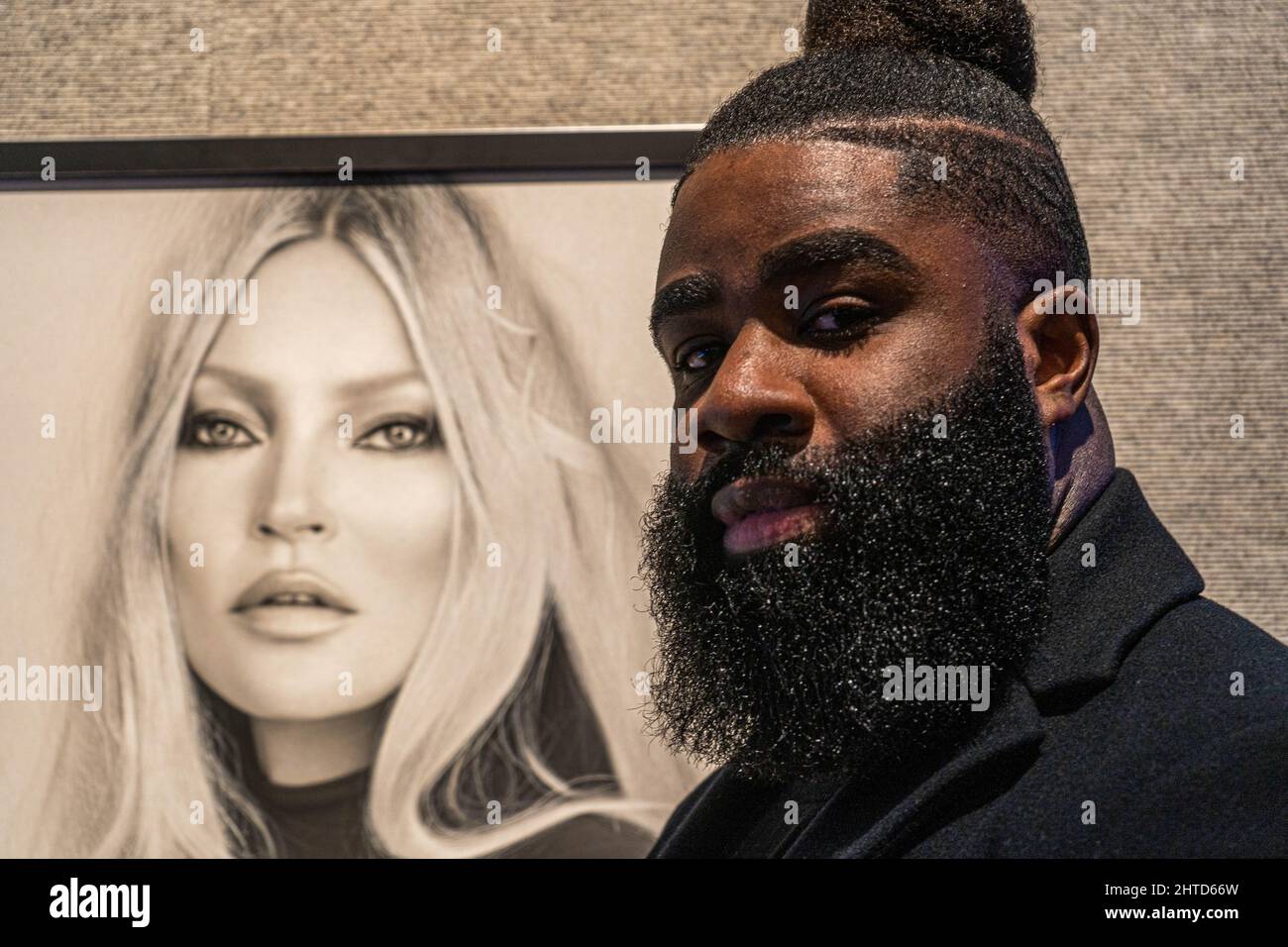 LONDRES, ROYAUME-UNI. 28 février 2022. KELVIN OKAFOR (en photo) avec le portrait de Kate Moss, estimation: GBP 10 000-15 000 à l'aperçu de Bonhams British Cool sale. L'enchère aura lieu le 3 mars 2022 à la maison Bonhams auciton à New Bond Street Credit: amer ghazzal/Alamy Live News Banque D'Images