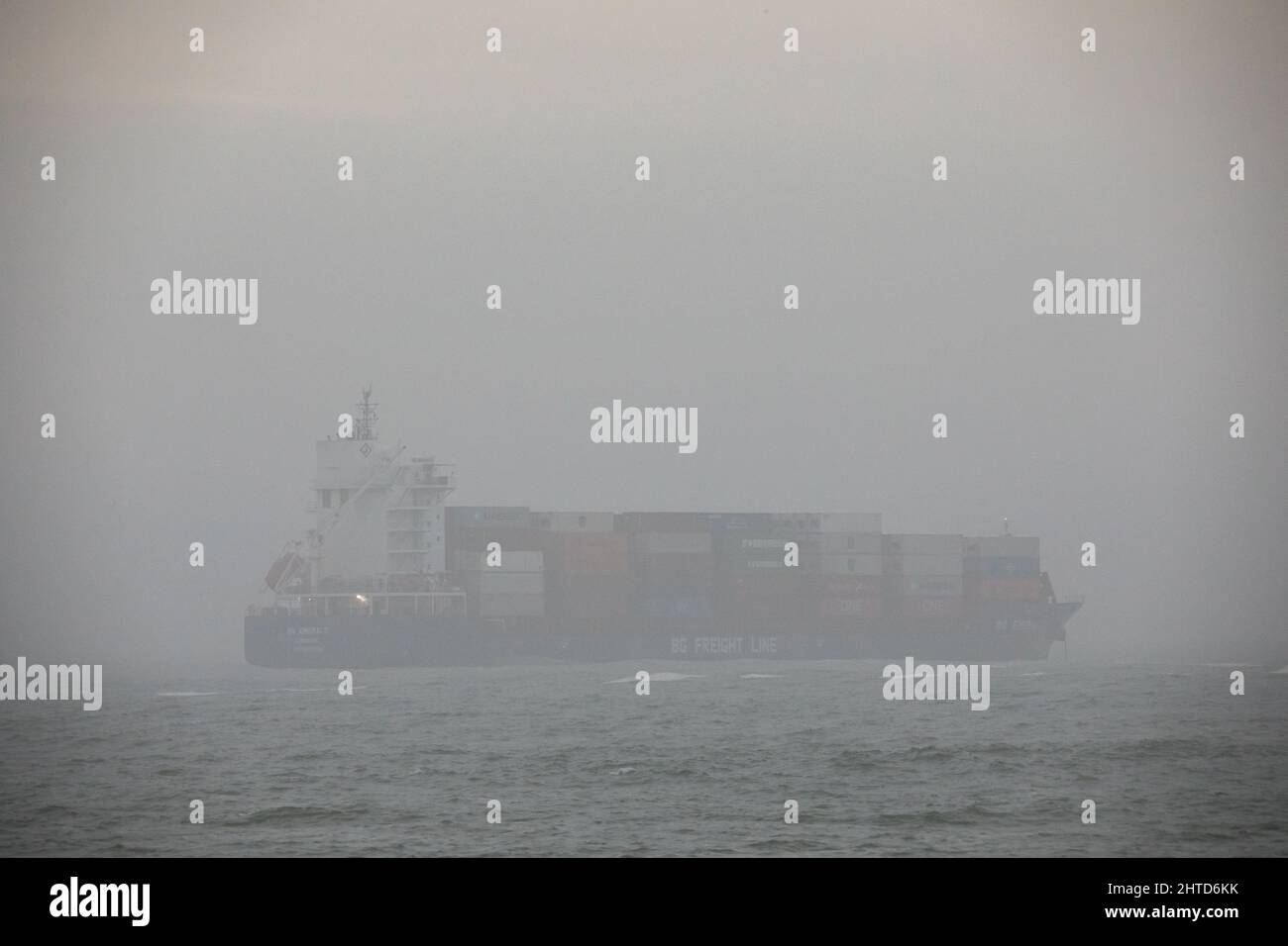 Bulliens Bay, Cork, Irlande. 28th février 2022. Le bateau à conteneurs BG Emerald est à peine visible dans le brouillard comme elle se trouve à l'ancrage dans la baie de Bullens au large de l'Old Head of Kinsale, Co. Cork, Irlande. - Crédit; David Creedon / Alamy Live News Banque D'Images