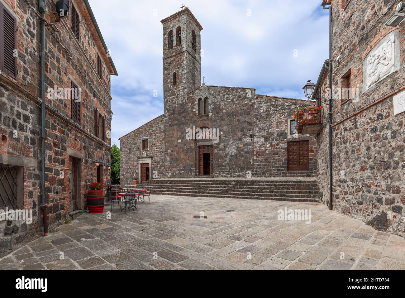 Église romane-gothique (San Pietro Apostolo) au centre de la ville de Radicofani. Toscane, Italie Banque D'Images