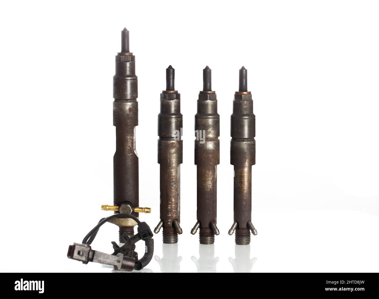 Aiguilles et gicleurs sur les gicleurs d'un moteur diesel. Détérioration du système de carburant de la voiture, macro. Fond blanc, électromécanique Banque D'Images