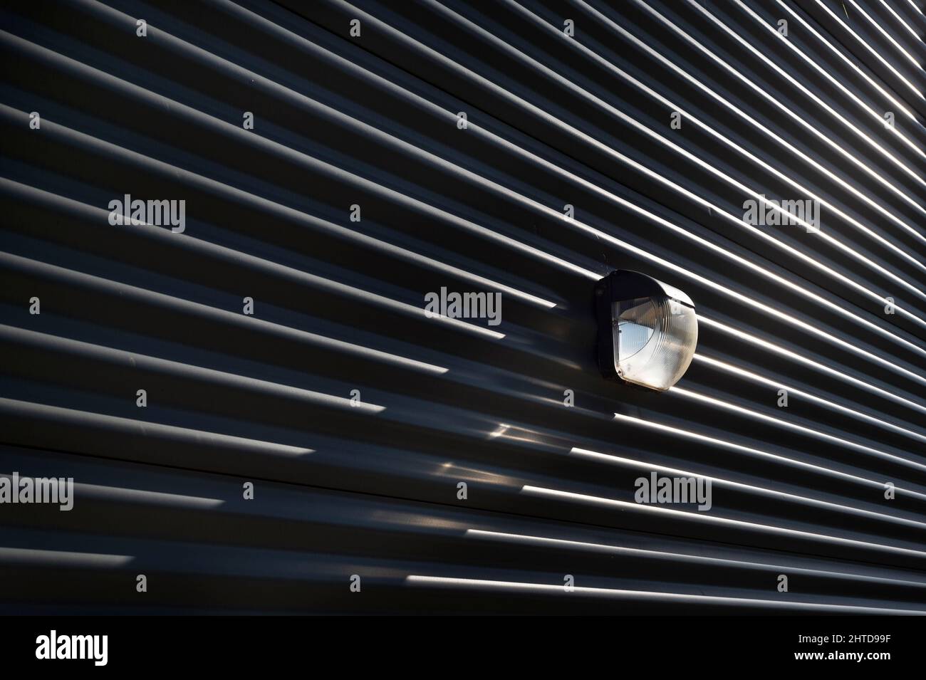 Applique murale sur bâtiment industriel, design graphique. Banque D'Images