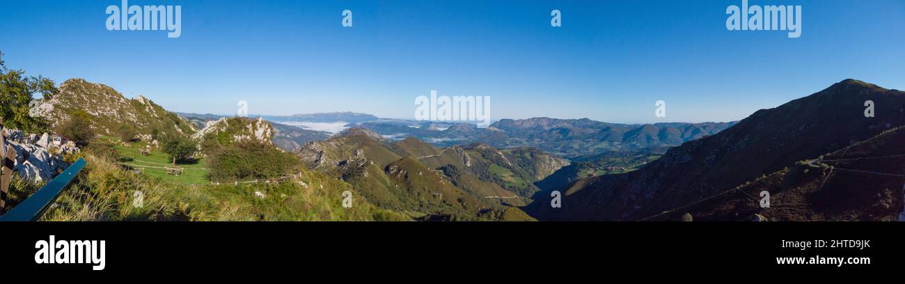 Vue panoramique depuis Reina Lookout sur les sommets montagneux du parc national de Picos de Europa Banque D'Images