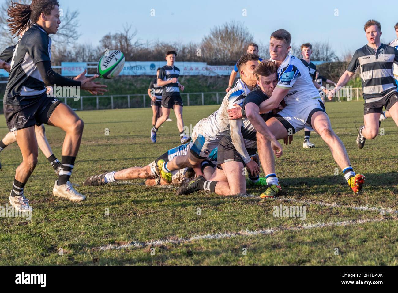 Jeremy civil avec un ballon pour Newcastle Falcons qui sont en Black & White contre Bath de moins de 18s ans au stade des Sixways des Worcester Warriors. 27th février 2022. Banque D'Images