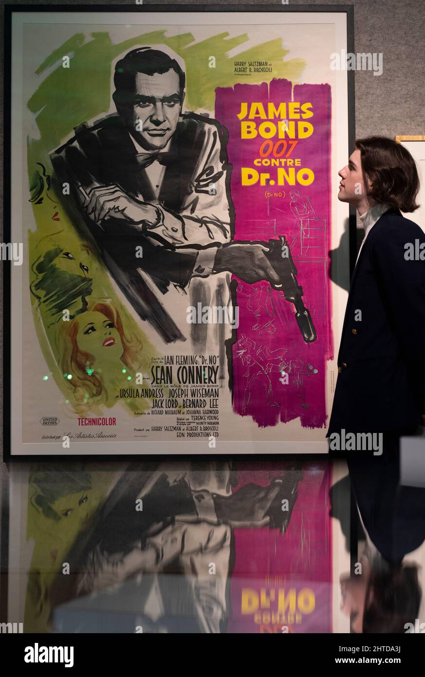 Bonhams, Londres, Royaume-Uni. 28 février 2022. Britannique. Froid. Une gamme d'objets d'art, de photographies, de souvenirs culturels populaires, de vêtements de mode, de gravures et même un Pop Art Bentley unique en son genre sont proposés à la vente le 2 mars à Bonhams, Londres. Image: James Bond, Une affiche 'de veron', Eon Productions, 1962, estimation de £1 500-2 000. Crédit : Malcolm Park/Alay Live News Banque D'Images