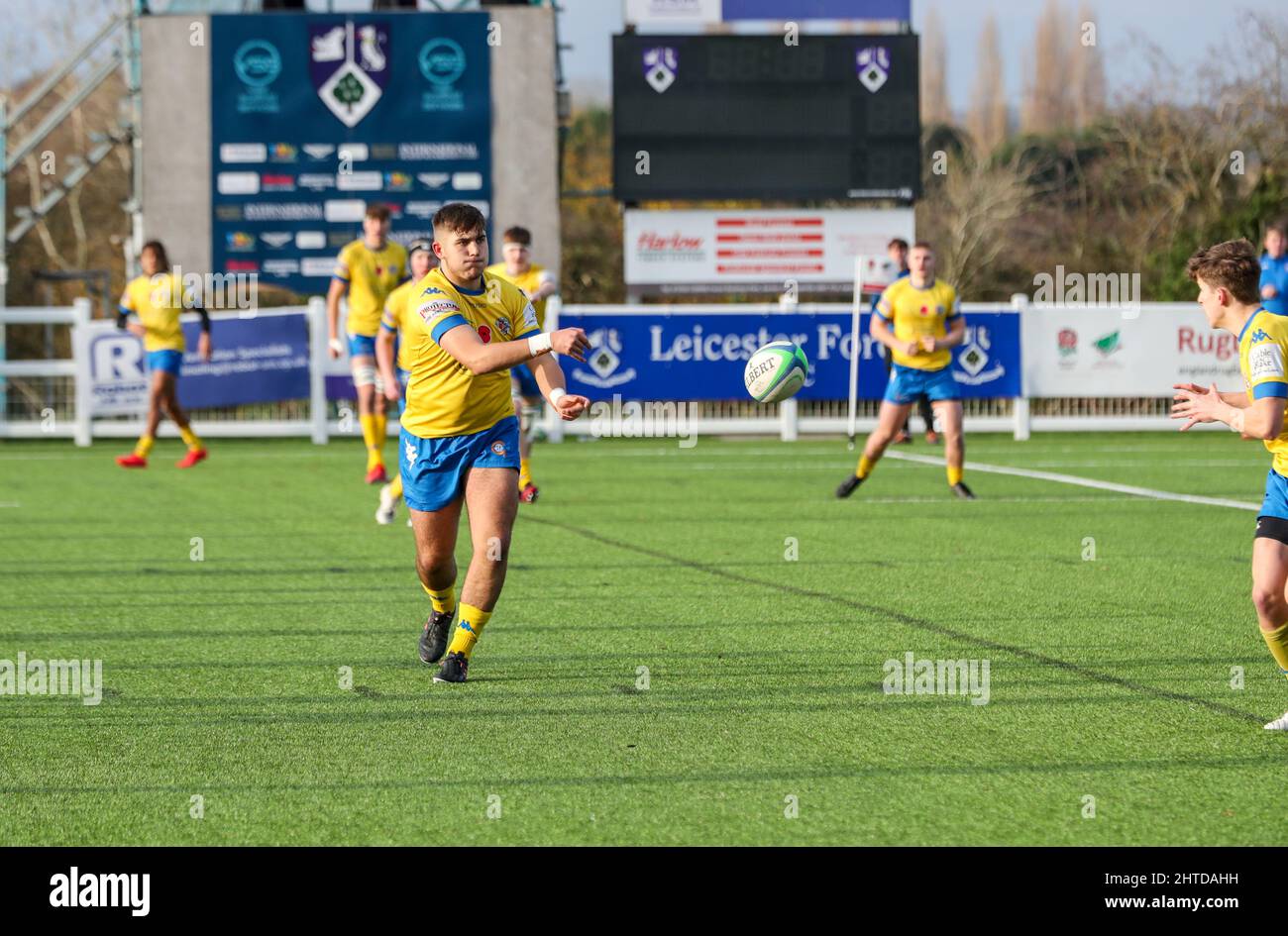 Gosforth Academy jouant en jaune et bleu contre Hartpury College à Leicester Forest RFC, Leicestershire. Angleterre, Royaume-Uni. Banque D'Images